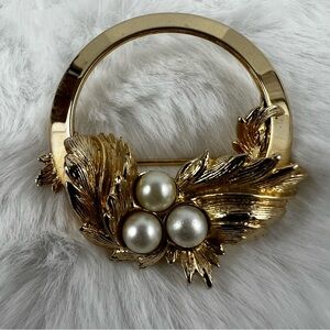Sarah Coventry Vintage Wreath Brooch